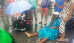 Taxi đấu đầu xe máy, 2 người nhập viện