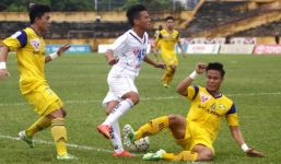 Video: Đội trưởng U23 Việt Nam vào bóng triệt hạ cầu thủ SHB.ĐN