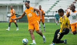 Video: Hoa mắt với màn 'thử giày' cực đỉnh của Ronaldinho