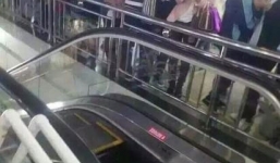 Thang cuốn sụp đổ, cô gái thoát chết trong gang tấc