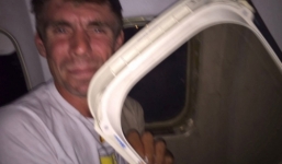 Hoảng hốt vì cửa số máy bay...rơi