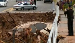 'Tường nước' cuốn trôi ô tô khiến 8 người thiệt mạng