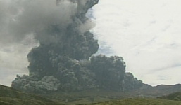 Video: Ngọn núi lửa lớn nhất Nhật Bản phun trào, cột khói bốc cao 2km