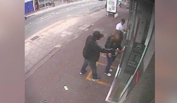 Video: Hai gã đàn ông rình rập, cướp tiền táo tợn ở cây ATM
