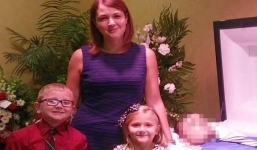 Bức ảnh vợ con tươi cười bên quan tài người chồng và lời nhắn nhói lòng