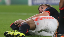 Hậu vệ MU bị gẫy chân trong trận thua PSV