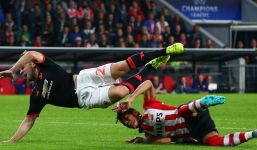 Video: Cận cảnh pha vào bóng khiến hậu vệ MU bị gẫy chân 