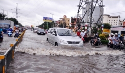 Người Sài Gòn bơm nước cả đêm chưa hết ngập
