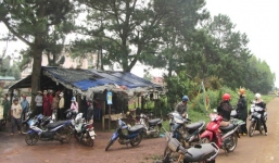 Phát hiện thi thể người đàn ông tại quán nước ven đường