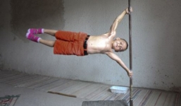 Bất ngờ với thân hình 6 múi của cậu bé 9 tuổi