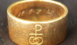 Bất ngờ tìm được nhẫn cưới sau gần 40 năm đánh rơi xuống hồ