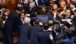 Nghị sĩ Nhật ẩu đả ngay trong thượng viện vì dự luật tự vệ tập thể