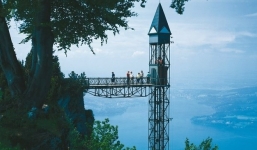 Video: Cận cảnh thang máy nhanh nhất thế giới ở châu Âu