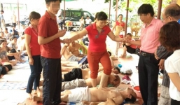 Xe ô tô xếp hàng dài trước nhà 'Thánh cô chữa bách bệnh' 