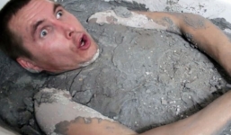 Người đàn ông ngâm mình trong xi măng lỏng tới khi đông cứng