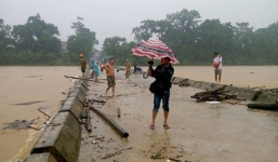 Ngập lụt ở Hà Tĩnh, nhiều hộ dân bị chia cắt