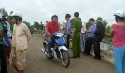 Người đàn ông nằm chết trên võng dưới gầm cầu