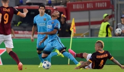 Cầu thủ Barca gặp chấn thượng nặng giống Luke Shaw