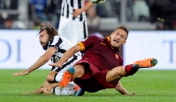 Video: Ngạc nhiên với pha né đòn 'triệt hạ đối thủ' của Totti 