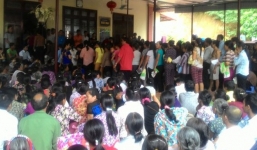 'Cô Phú Bồ Tát' chữa bách bệnh: 'Hình ảnh giẫm đạp rất phản cảm'