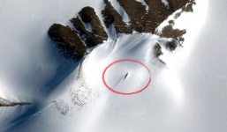 Phát hiện xác tàu UFO chôn vùi trong băng tuyết Nam Cực?