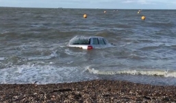 Video: Thủy triều cuốn trôi siêu xe Audi A6