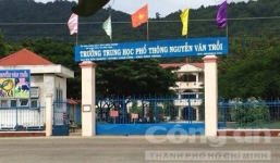 Hỗn chiến trước cổng trường, nhiều học sinh hoảng loạn