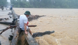 Mưa lũ ở miền Trung nhiều hộ dân bị cô lập, 4 người chết