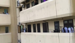 Hà Nội: Thanh niên cầm dao quậy phá trên lan can bệnh viện