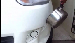 Tuyệt chiêu sửa vết móp ô tô bằng nước sôi