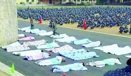 Ở bẩn, sinh viên TQ bị phạt đội xô, đắp chăn nằm phơi nắng