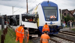 60 học sinh suýt mất mạng khi tàu hỏa đâm xe buýt