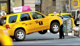 Video: Ngỡ ngàng nữ cảnh sát nhấc bổng taxi trên phố như 'siêu nhân'