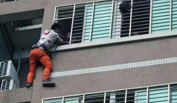 'Vụng trộm' với nhân tình, người đàn ông phải cheo leo cả đêm ở ban công tầng 7