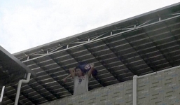 Cha dọa ném con từ tầng thượng xuống để ngăn chính quyền phá nhà