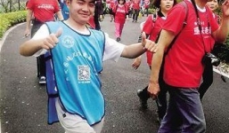 Chạy marathon vòng quanh Trung Quốc chỉ bằng một chân