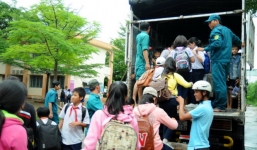 Hơn 1000 học sinh vượt lũ đi học bằng xe tải