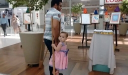 Rơi lệ với hình ảnh người bố tàn tật “chở” con gái trên nạng gỗ 