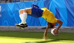 Video: Pha ném biên 'có một không hai' giúp đồng đội ghi bàn