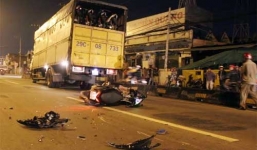 Xe máy va chạm với hai xe tải, một thiếu nữ tử vong