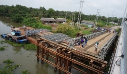 Đi xe qua cầu mất nhịp, đôi nam nữ rơi xuống sông