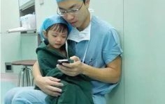 Ảnh bác sĩ vỗ về bé gái trước khi phẫu thuật làm 'tan chảy' trái tim dân mạng