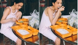 Ngọc Trinh thản nhiên cho chân lên ghế ăn trưa trong hậu trường