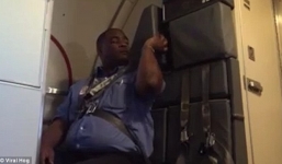 Video: Tiếp viên ngủ gật, quên cả lời thông báo cho hành khách