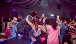 Hồ Quang Hiếu được fan nữ  vây quanh sau đêm diễn