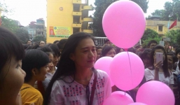 Chàng trai hóa người giấy tỏ tình hot girl trường ĐH Thương mại