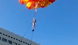 Video: Bé gái người Nga bay lên trời bằng 4.000 quả bóng bay