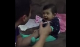 Ông bố giật bắn mình khi bị bé trai trêu