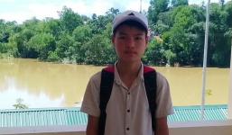 Cảm động học sinh cứu thầy cô giáo thoát khỏi dòng nước lũ