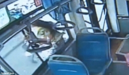 Thót tim người phụ nữ nhảy khỏi cửa sổ xe buýt khi xe đang chạy